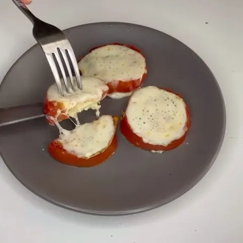 Uova ripiene con pomodori